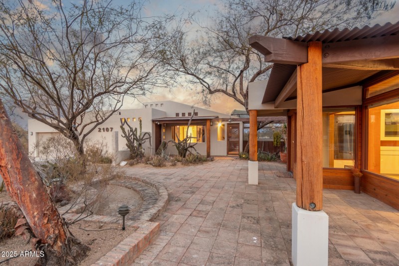 2107 N Campo Allegre Dr