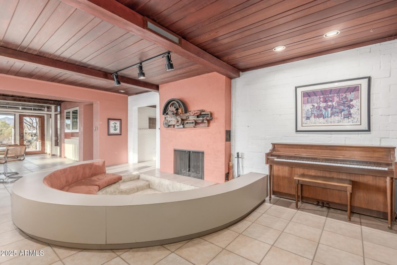 2107 N Campo Allegre Dr