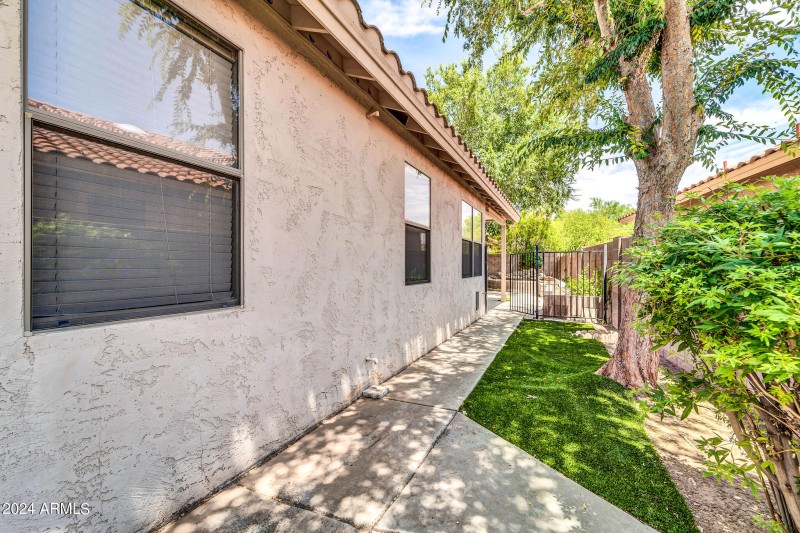 17620 W Weatherby Dr-37