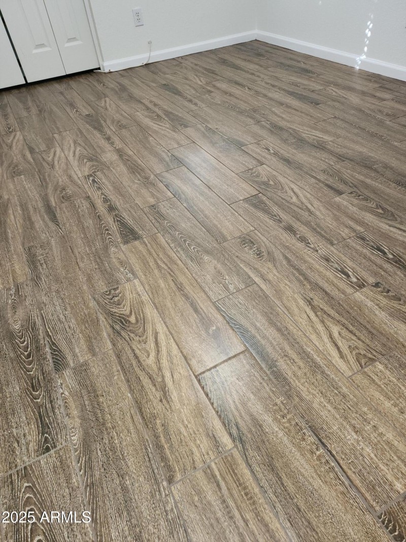 X CLOSE-UP FLOOR