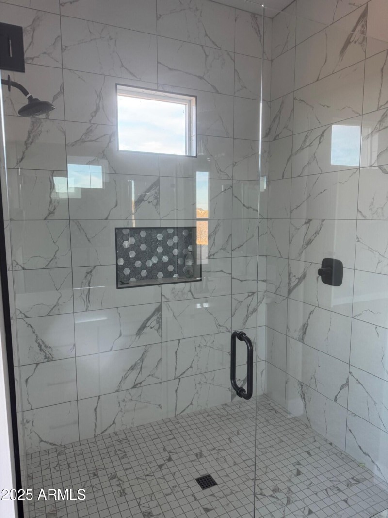 28304 Master shower