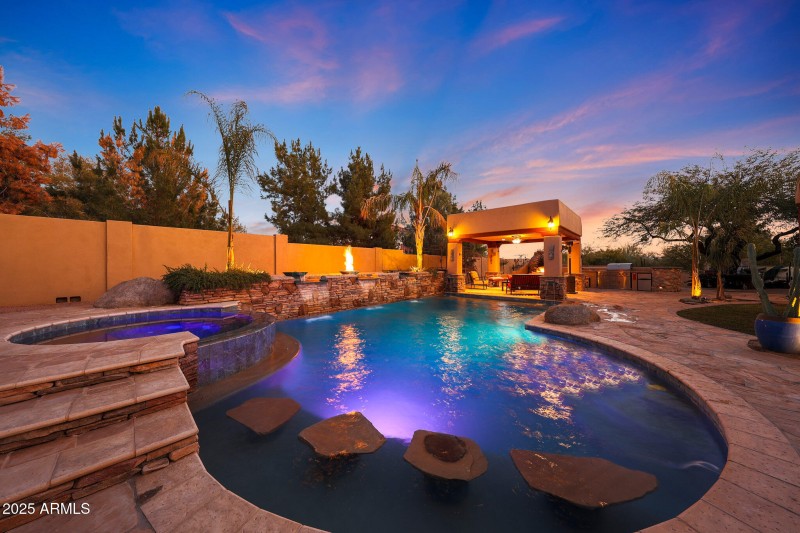 BAR SEATING IN THE POOL