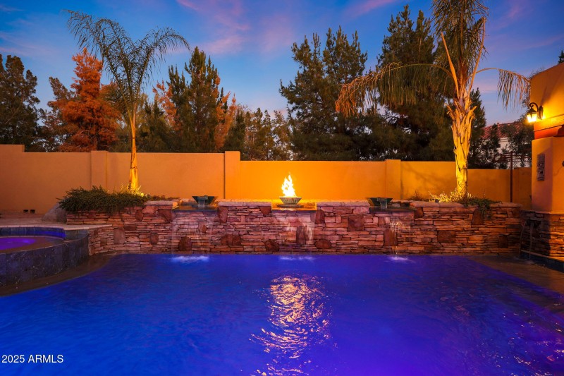 AMAZING FEATURES ON THIS HEATED POOL