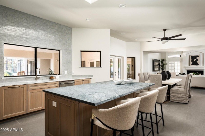 25-9128 N 70th St-23