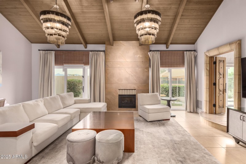 familyroomkarenabinetrebrokerazluxuryhom