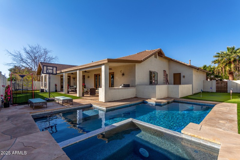 Fabulous Pool and Putting Green