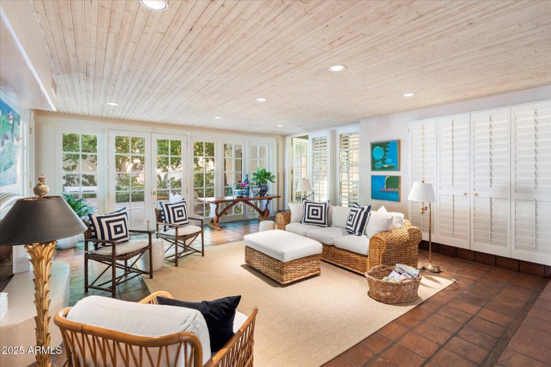 16-Family Room