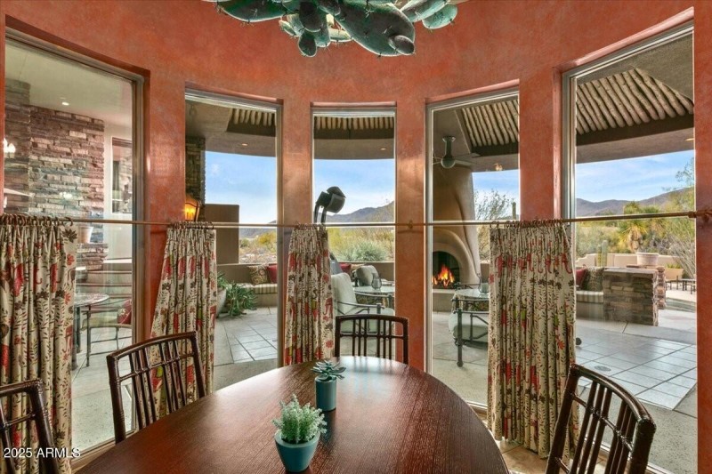 021_Breakafst Nook Views