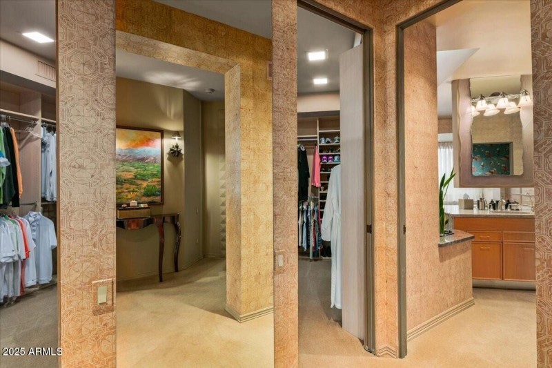 025_Primary Suite Closets