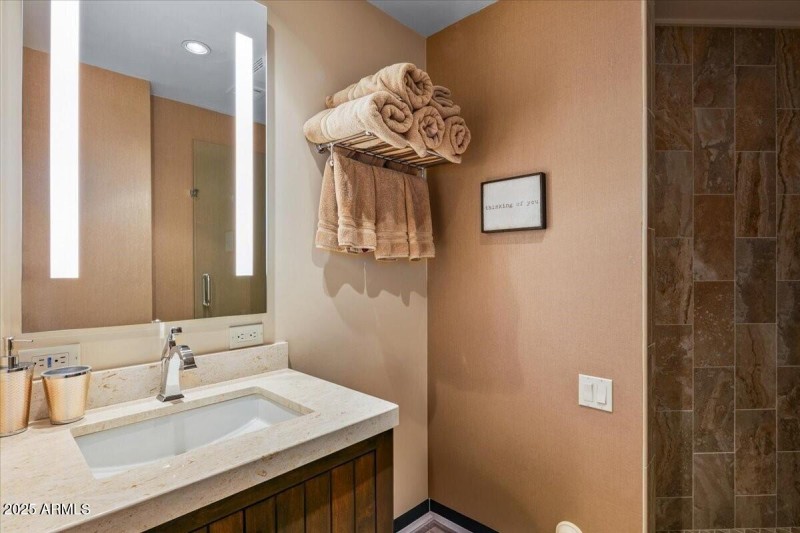 031_Guest Bedroom 1 Ensuite Bath