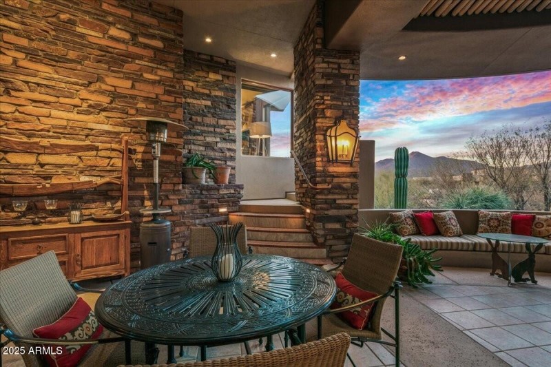 039_Outdoor Dining Area