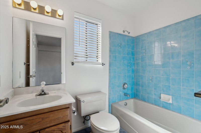 Guest Bath, Upstairs