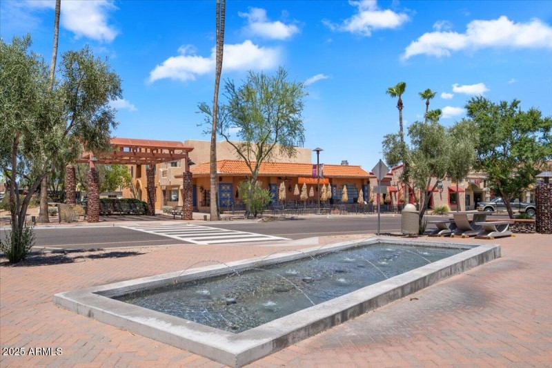 020_Avenue Fountain