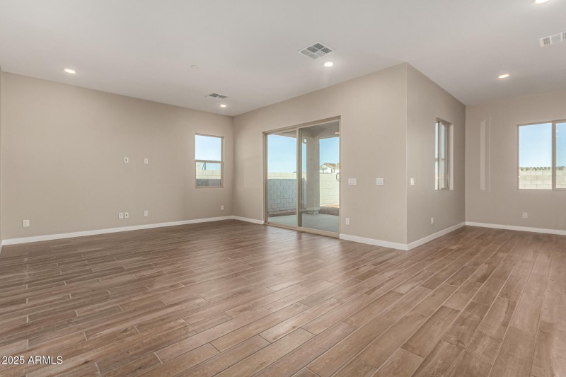 WP18 Lot 118 - 08-Bushy Tail