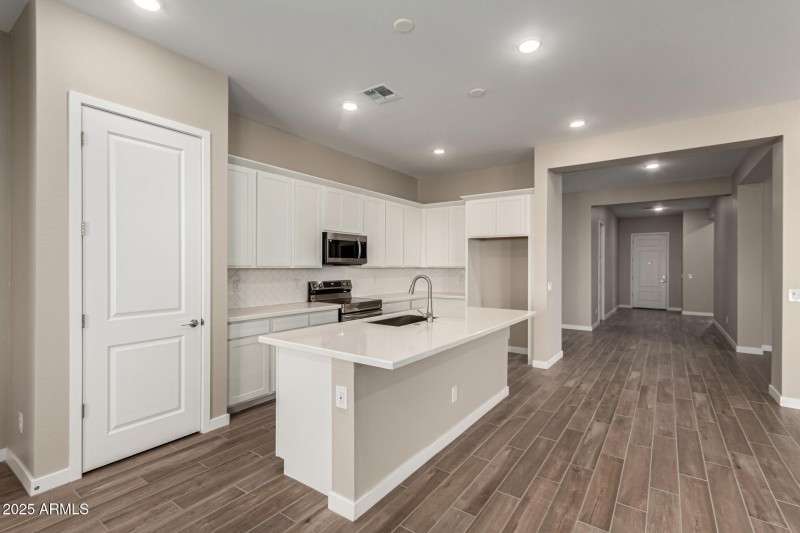 WP18 Lot 118 - 11-Bushy Tail