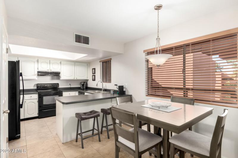 08 Kitchen/Dining Room