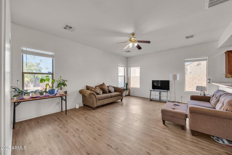 5634_N_82nd_Ave_Glendale_AZ_85303_USA-Li