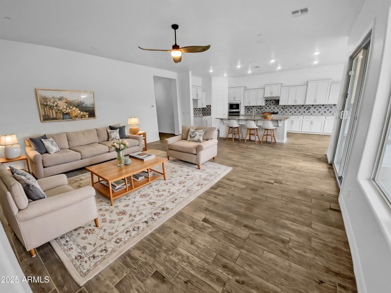 63563896-VfqoS_-rPZM