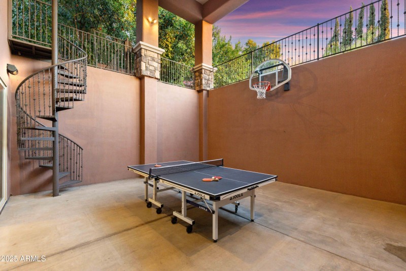 Walk-out Sport Court