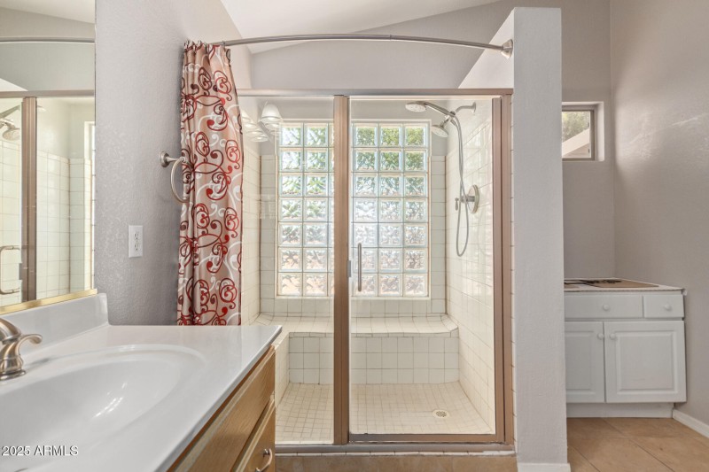 Main en-suite walk-in shower.
