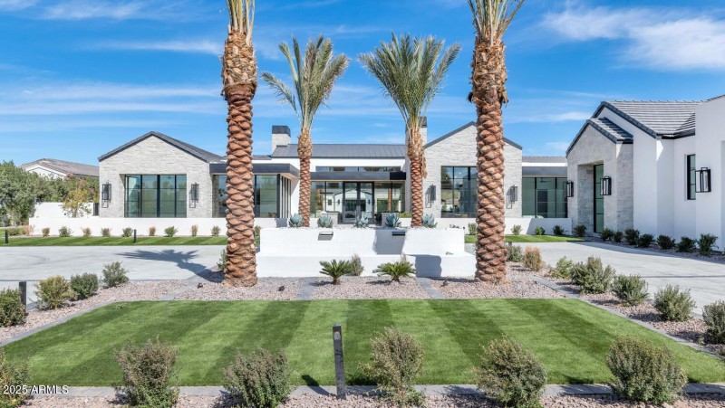 6836 E Hummingbird Ln-large-002-018-6836