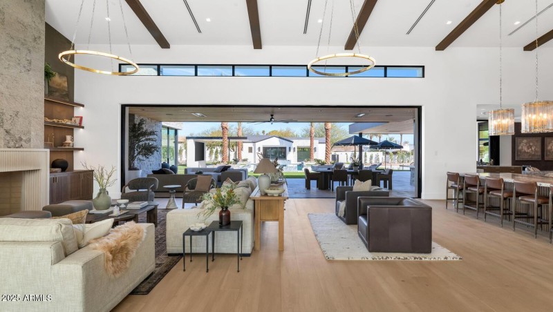 6836 E Hummingbird Ln-large-003-002-6836