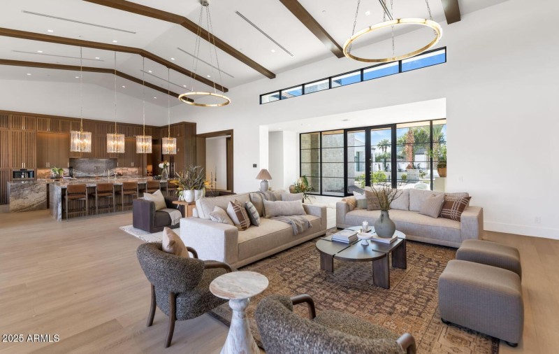 6836 E Hummingbird Ln-large-004-037-6836