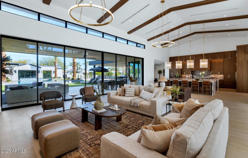 6836 E Hummingbird Ln-large-005-043-6836