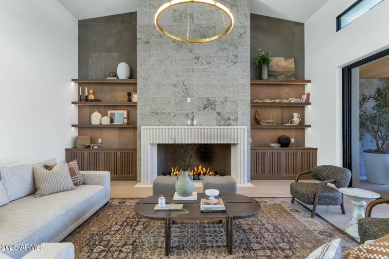 6836 E Hummingbird Ln-large-008-045-6836