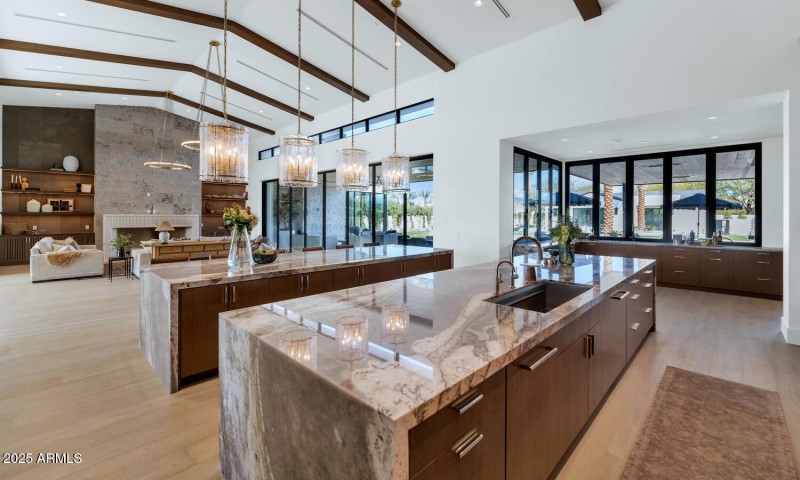 6836 E Hummingbird Ln-large-010-028-6836