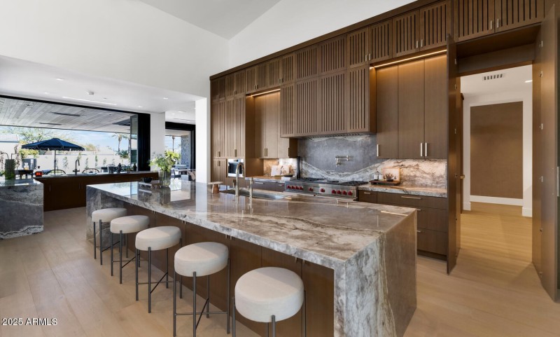 6836 E Hummingbird Ln-large-011-035-6836