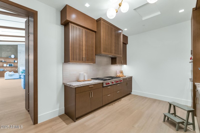 6836 E Hummingbird Ln-large-012-049-6836