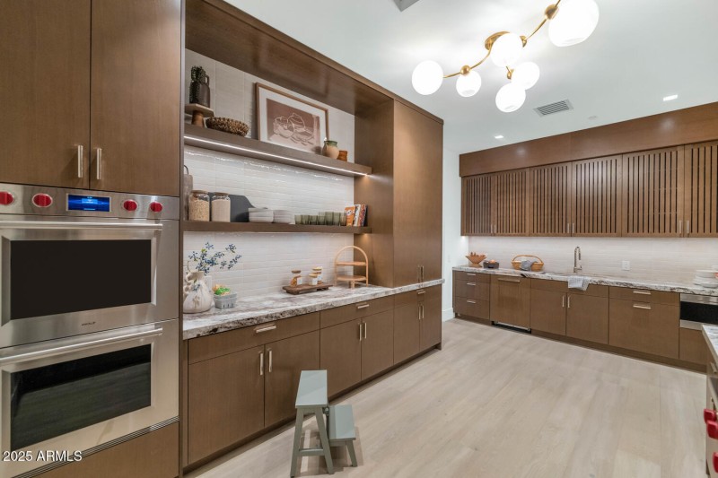 6836 E Hummingbird Ln-large-013-008-6836