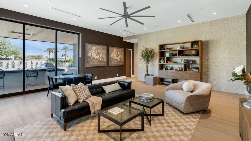 6836 E Hummingbird Ln-large-016-013-6836