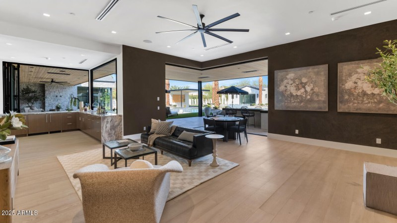 6836 E Hummingbird Ln-large-017-031-6836