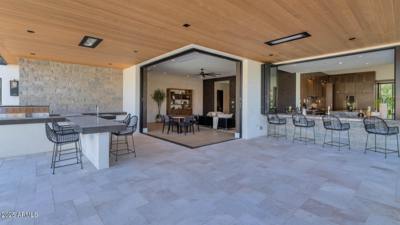 6836 E Hummingbird Ln-large-018-011-6836