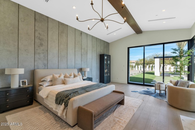 6836 E Hummingbird Ln-large-022-030-6836