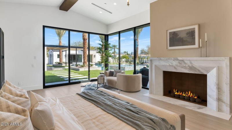 6836 E Hummingbird Ln-large-023-042-6836