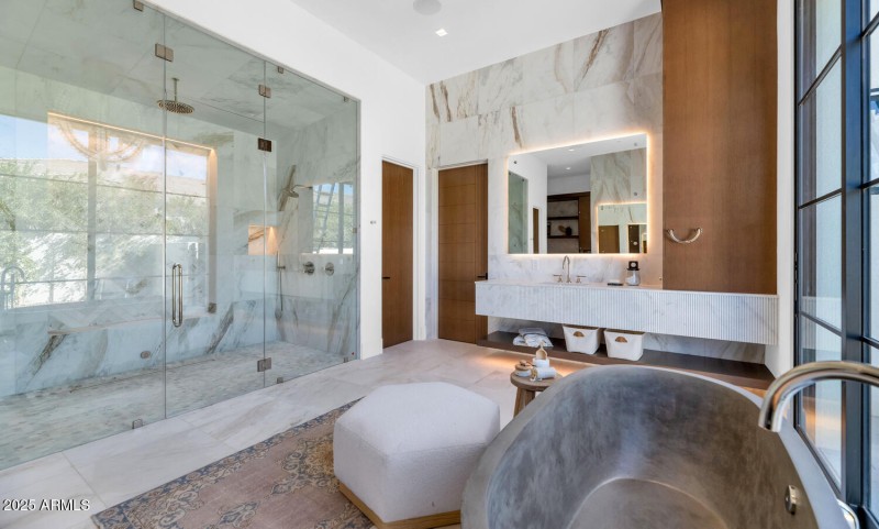 6836 E Hummingbird Ln-large-024-044-6836