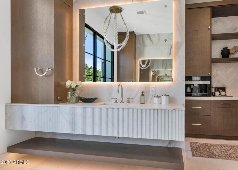 6836 E Hummingbird Ln-large-025-029-6836