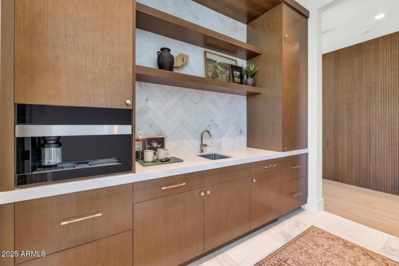 6836 E Hummingbird Ln-large-026-014-6836