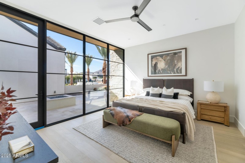 6836 E Hummingbird Ln-large-031-033-6836