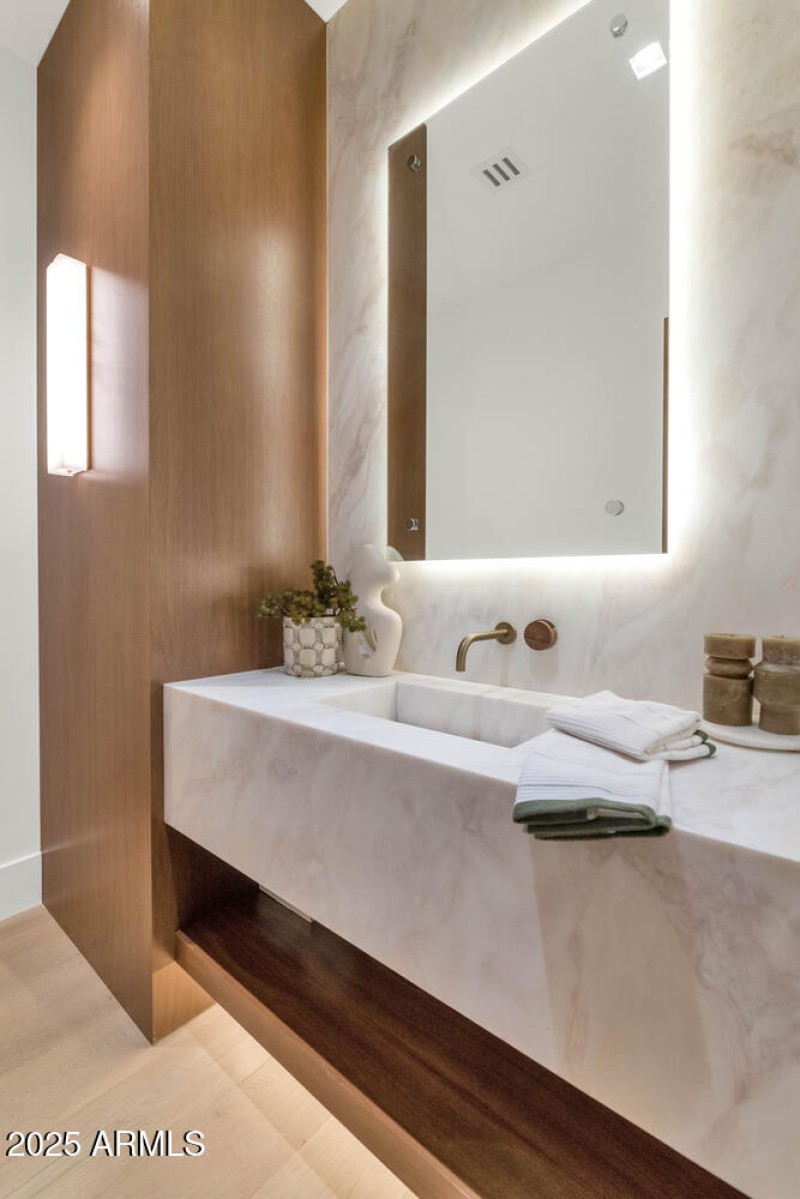 6836 E Hummingbird Ln-large-034-019-6836