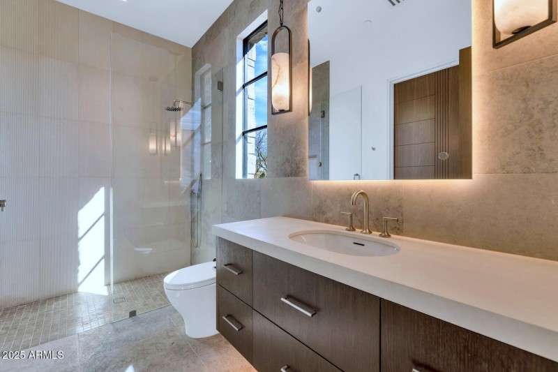 6836 E Hummingbird Ln-large-036-004-6836