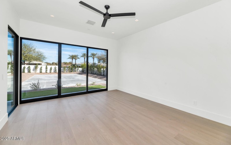 6836 E Hummingbird Ln-large-037-034-6836