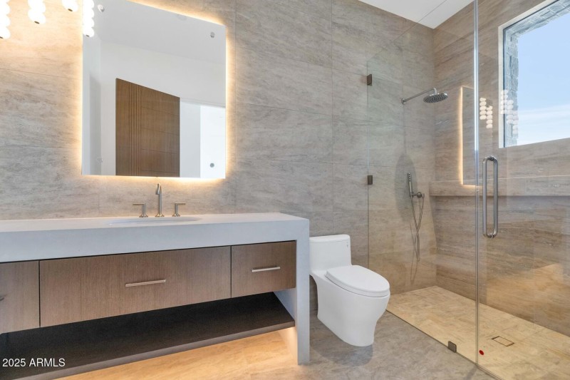 6836 E Hummingbird Ln-large-038-039-6836