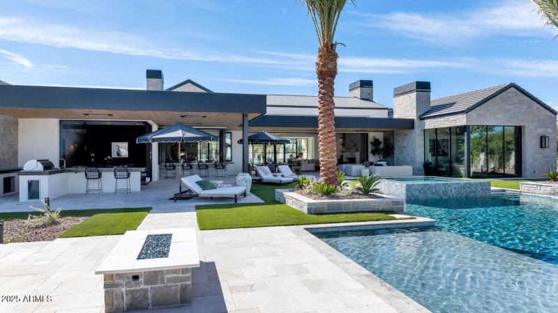 6836 E Hummingbird Ln-large-041-006-6836