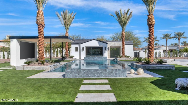 6836 E Hummingbird Ln-large-042-003-6836