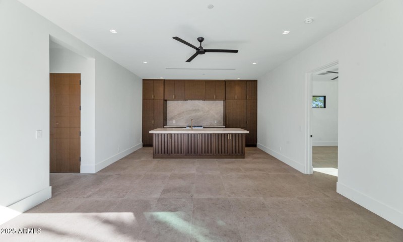 6836 E Hummingbird Ln-large-045-038-6836