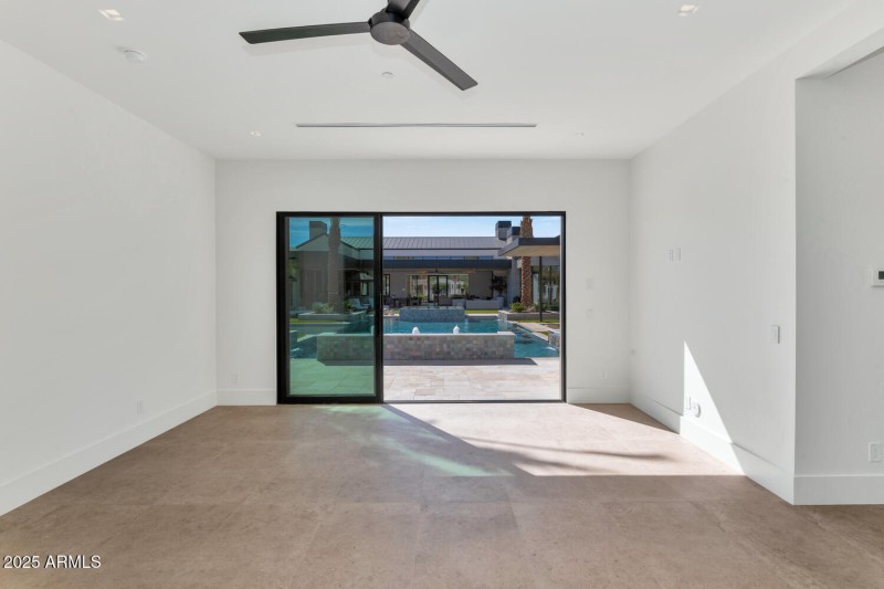 6836 E Hummingbird Ln-large-046-051-6836